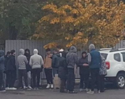 Un grup de tineri care saptamana trecuta, in cadrul protestului, au provocat fortele de ordine - identificat de oamenii legii Un grup de tineri care saptamana trecuta, in cadrul protestului, au provocat fortele de ordine - identificat de oamenii legii