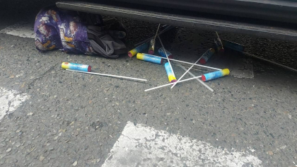 Provocari din partea protestatarilor. Sub rezervoarele cu combustibil ale masinilor politistilor au fost aruncate mai multe petarde - FOTO Provocari din partea protestatarilor. Sub rezervoarele cu combustibil ale masinilor politistilor au fost aruncate mai multe petarde - FOTO