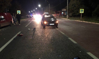O femeie - transportata de urgenta la spital, dupa ce a fost lovita de un BMW pe trecerea de pietoni, la Singerei. Imagini de la locul accidentului - FOTO