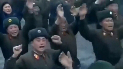 Imagini ireale filmate in Coreea de Nord. Sute de militari plang in apa, in timp ce Kim Jong-un se afla intr-o barca -VIDEO