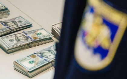 A incercat sa iasa din tara cu peste 19 mii dolari de americani nedeclarati. Un cetatean al Turciei - retinut pe Aeroportul International Chisinau A incercat sa iasa din tara cu peste 19 mii dolari de americani nedeclarati. Un cetatean al Turciei - retinut pe Aeroportul International Chisinau
