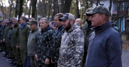 Trupele de „elita” pregatite de rusi pentru frontul din Ucraina: Barbati trecuti de prima tinerete si cu probleme de greutate - VIDEO Trupele de „elita” pregatite de rusi pentru frontul din Ucraina: Barbati trecuti de prima tinerete si cu probleme de greutate - VIDEO