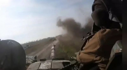 Imagini incredibile cu actiunea „kamikaze” a unor militari rusi ce incearca sa scape de un tanc ucrainean - VIDEO Imagini incredibile cu actiunea „kamikaze” a unor militari rusi ce incearca sa scape de un tanc ucrainean - VIDEO