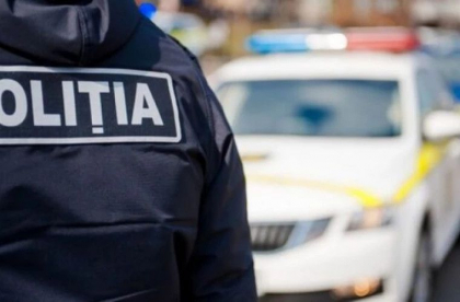 I-a promis ca o va ajuta sa fie scoasa de sub urmarire penala in schimbul a 2500 de euro. Un ofiter de politie - retinut de CNA si plasat in arest pentru 72 ore I-a promis ca o va ajuta sa fie scoasa de sub urmarire penala in schimbul a 2500 de euro. Un ofiter de politie - retinut de CNA si plasat in arest pentru 72 ore
