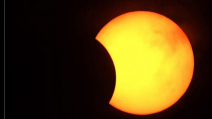 A inceput eclipsa partiala de Soare. Este vizibila si in Moldova - VIDEO A inceput eclipsa partiala de Soare. Este vizibila si in Moldova - VIDEO