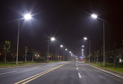 Iluminatul stradal va fi conectat cu o ora mai tarziu. Ce alte masuri au fost luate de autoritatile locale pentru a economisi energia electrica Iluminatul stradal va fi conectat cu o ora mai tarziu. Ce alte masuri au fost luate de autoritatile locale pentru a economisi energia electrica