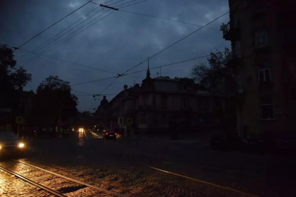 „Vom ingheta de frig”. De sub asaltul rachetelor rusesti care lovesc centralele electrice, ucrainenii privesc cu groaza spre iarna
