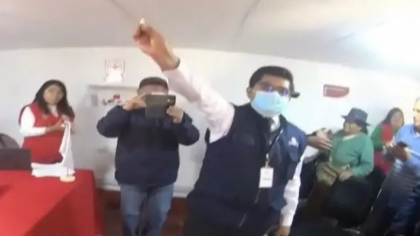 Au dat cu banul cine sa fie primar. O moneda a decis dintre doi candidati la primarie - VIDEO Au dat cu banul cine sa fie primar. O moneda a decis dintre doi candidati la primarie - VIDEO