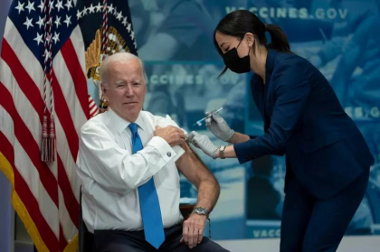 Joe Biden s-a vaccinat cu a cincea doza a unui vaccin anti-Covid Joe Biden s-a vaccinat cu a cincea doza a unui vaccin anti-Covid