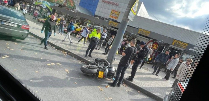Un motociclist a lovit un pieton care traversa neregulamentar strada, in capitala. Politia: „Ambii au fost transportati la spital”