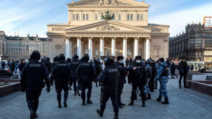 "Erau ca liliecii scapati din iad, nu si-au spalat nici canile de pe birou". Marturii despre fuga functionarilor lui Putin