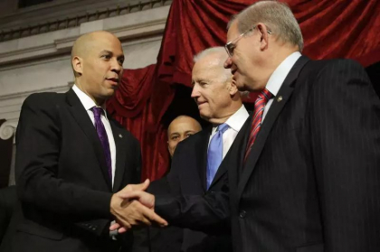 Noua lovitura pentru Joe Biden inaintea alegerilor „midterm”: Procurorii federali au deschis o ancheta impotriva unuia dintre cei mai influenti senatori democrati Noua lovitura pentru Joe Biden inaintea alegerilor „midterm”: Procurorii federali au deschis o ancheta impotriva unuia dintre cei mai influenti senatori democrati