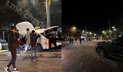 A ajuns pe trotuar. Un tanar - transportat la spital, dupa ce masina pe care o conducea s-a lovit violent cu un alt automobil, in capitala. Imagini de la locul accidentului - FOTO