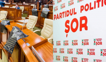 „Unde-i kuliokul, hop si ei”. Deputatii SOR nu sunt prezenti la sedinta Parlamentului, iar deputatii PAS le-au pus niste pungi pe masa - FOTO