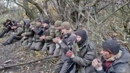 Prizonieri rusi, in genunchi si cu mainile legate, pusi sa strige „Slava Ucraina” si sa-l injure pe Putin - VIDEO Prizonieri rusi, in genunchi si cu mainile legate, pusi sa strige „Slava Ucraina” si sa-l injure pe Putin - VIDEO