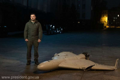 Bombardamentele ruse nu ne vor frange, declara Zelenski, care a stat in intuneric langa epava unei drone - VIDEO Bombardamentele ruse nu ne vor frange, declara Zelenski, care a stat in intuneric langa epava unei drone - VIDEO