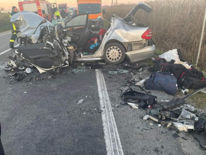 Un moldovean a murit, iar altul a ajuns la spital in stare grava, dupa ce un automobil a intrat intr-un camion, in Romania. Imagini de la locul accidentului - FOTO Un moldovean a murit, iar altul a ajuns la spital in stare grava, dupa ce un automobil a intrat intr-un camion, in Romania. Imagini de la locul accidentului - FOTO