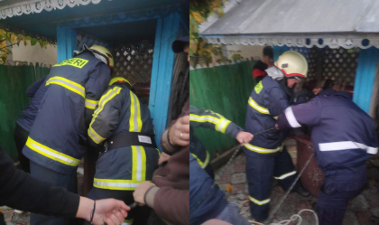 O femeie - salvata de pompieri, dupa ce a cazut intr-o fantana adanca de 8 metri, la Telenesti - FOTO O femeie - salvata de pompieri, dupa ce a cazut intr-o fantana adanca de 8 metri, la Telenesti - FOTO