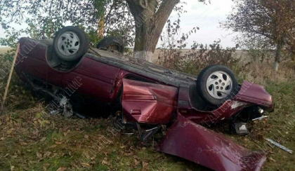 Trei persoane au ajuns la spital, dupa ce masina in care se aflau s-a lovit de un copac si s-a rasturnat, la Ribnita. Imagini de la locul accidentului - FOTO