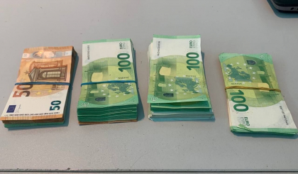 A incercat sa iasa din tara cu 26 000 de euro nedeclarati. Un cetatean al Ucrainei - retinut pe Aeroportul International Chisinau - FOTO A incercat sa iasa din tara cu 26 000 de euro nedeclarati. Un cetatean al Ucrainei - retinut pe Aeroportul International Chisinau - FOTO