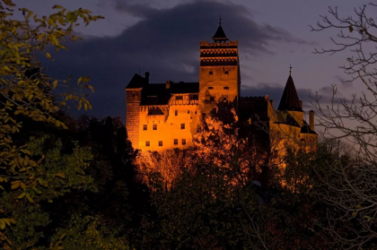 Noi detalii din interiorul petrecerii miliardarilor lumii de la Castelul Bran . Elon Musk a angajat un regizor pentru Dracula’s Experience (Mediaflux) Noi detalii din interiorul petrecerii miliardarilor lumii de la Castelul Bran . Elon Musk a angajat un regizor pentru Dracula’s Experience (Mediaflux)