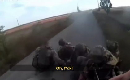 „F..-ui!” Cativa rusi incearca sa fuga din Herson, dar se rastoarna cu blindatul dupa ce BTR-ul iese de partea carosabila
