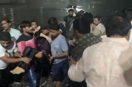 Un pod suspendat din India s-a prabusit. 40 de persoane au murit, alte 30 sunt in stare critica. Podul abia fusese redeschis dupa reparatii - VIDEO