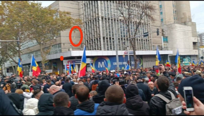 Oamenii legii au confirmat destabilizari organizate de catre protestatari. Acestia au aruncat cu oua, prezervative si alte obiecte in fortele de ordine - FOTO Oamenii legii au confirmat destabilizari organizate de catre protestatari. Acestia au aruncat cu oua, prezervative si alte obiecte in fortele de ordine - FOTO