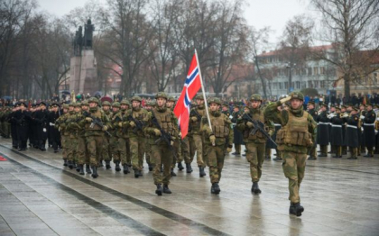 Norvegia ridica nivelul de alerta militara ca raspuns la razboiul din Ucraina. Oslo anuleaza antrenamente cu avioane F35 in SUA: „Ne asteptam ca aceasta situatie sa dureze cel putin un an”
Norvegia ridica nivelul de alerta militara ca raspuns la razboiul din Ucraina. Oslo anuleaza antrenamente cu avioane F35 in SUA: „Ne asteptam ca aceasta situatie sa dureze cel putin un an”
