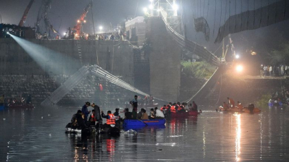 Noua arestari dupa moartea a 137 de oameni la prabusirea unui pod din India Noua arestari dupa moartea a 137 de oameni la prabusirea unui pod din India