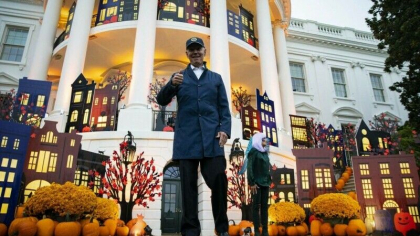 Cum a aratat Halloweenul la Casa Alba. Sotii Biden au impartit bomboane copiilor - FOTO Cum a aratat Halloweenul la Casa Alba. Sotii Biden au impartit bomboane copiilor - FOTO
