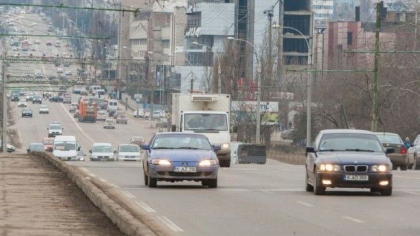 Atentie, soferi. De la 1 noiembrie, conducatorii auto sunt obligati sa circule cu farurile aprinse si ziua Atentie, soferi. De la 1 noiembrie, conducatorii auto sunt obligati sa circule cu farurile aprinse si ziua