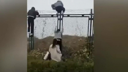 Panica la cea mai mare fabrica de iPhone-uri din lume, in China. Angajatii au inceput sa fuga, sarind gardurile - VIDEO Panica la cea mai mare fabrica de iPhone-uri din lume, in China. Angajatii au inceput sa fuga, sarind gardurile - VIDEO