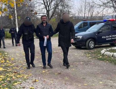 Primele imagini cu Vladimir Andronachi incatusat la vama Criva-Mamaliga, dupa ce a fost expulzat de pe teritoriul Ucrainei - FOTO