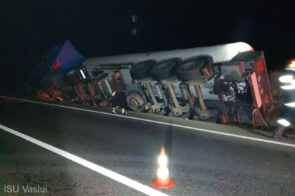 O autocisterna din Moldova, plina cu combustibil, s-a rasturnat in apropiere de Vama Albita. Imagini de la locul accidentului - FOTO O autocisterna din Moldova, plina cu combustibil, s-a rasturnat in apropiere de Vama Albita. Imagini de la locul accidentului - FOTO