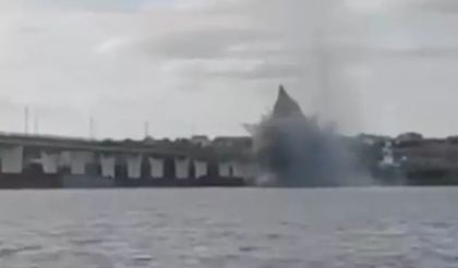 Podul Antonovski, tinta unui nou atac ucrainean cu HIMARS. A fost lovit podul de pontoane construit de rusi fix langa podul rutier - VIDEO