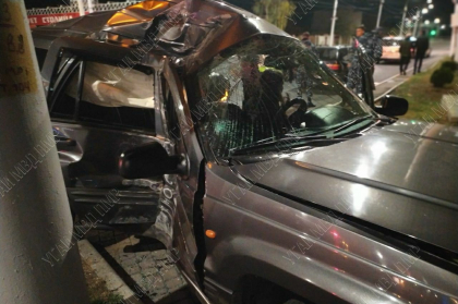 O tanara - transportata in stare grava la spital, dupa ce automobilul in care se afla a ajuns intr-o constructie de beton, la Tiraspol. Imagini de la locul accidentului - FOTO