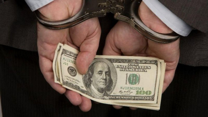 Un broker vamal - retinut in flagrant, dupa ce ar fi incercat sa mituiasca un sef de post vamal cu cinci mii de dolari, in capitala Un broker vamal - retinut in flagrant, dupa ce ar fi incercat sa mituiasca un sef de post vamal cu cinci mii de dolari, in capitala