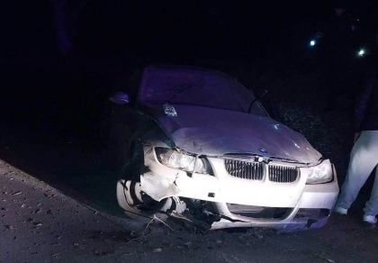 Accident la Ungheni. Trei barbati - transportati la spital, dupa ce masina in care se aflau s-a lovit intr-un copac. Politia: „Soferul era baut”