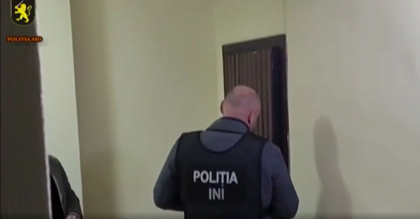 Momentul in care angajatii INI si procurorii PCCOCS descind cu perchezitii la mai multi figuranti pe o cauza penala care vizeaza pregatirea dezordinilor in masa - VIDEO Momentul in care angajatii INI si procurorii PCCOCS descind cu perchezitii la mai multi figuranti pe o cauza penala care vizeaza pregatirea dezordinilor in masa - VIDEO