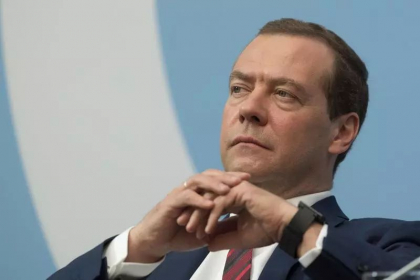Medvedev, noi declaratii halucinante: Patria Mama are misiunea de a-l opri pe Satana. Ne vom trimite dusmanii in focurile Gheenei Medvedev, noi declaratii halucinante: Patria Mama are misiunea de a-l opri pe Satana. Ne vom trimite dusmanii in focurile Gheenei