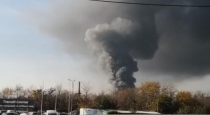  Incendiu puternic la un centru de colectare si reciclare a deseurilor de langa Bucuresti. Degajari mari de fum - FOTO/VIDEO