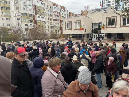Membrii si simpatizantii partidului Sor protesteaza in fata Judecatoriei Chisinau, sediul Ciocana, acolo unde are loc sedinta de judecata - FOTO