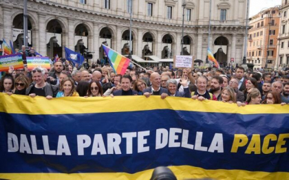 Zeci de mii de italieni au marsaluit pe strazile Romei pentru pace in Ucraina: Nu razboiului. Nu trimiterii de arme!
Zeci de mii de italieni au marsaluit pe strazile Romei pentru pace in Ucraina: Nu razboiului. Nu trimiterii de arme!