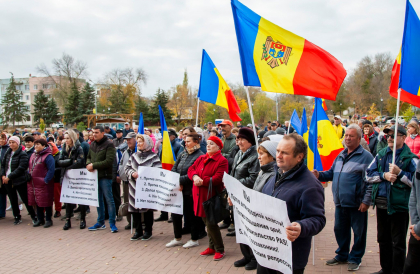 Cu pancarte si drapele in maini, zeci de sustinatori ai socialistilor au scandat lozinci impotriva guvernarii, dar si cresterii preturilor in mai multe raioane din tara Cu pancarte si drapele in maini, zeci de sustinatori ai socialistilor au scandat lozinci impotriva guvernarii, dar si cresterii preturilor in mai multe raioane din tara