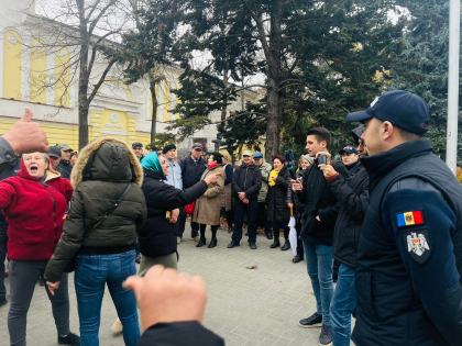 Protest si contraprotest in fata Parlamentului. Mai multe persoane au iesit in centrul capitalei si scandeza impotriva protestelor organizate de Partidul Sor: "La lucru trantorilor, kulioacele s-au terminat” - FOTO/VIDEO