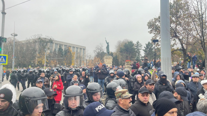 Altercatii in centrul capitalei. Protestatarii insista sa intre in PMAN. Politistii au format un cordon pentru a nu-i lasa sa treaca - FOTO/VIDEO
