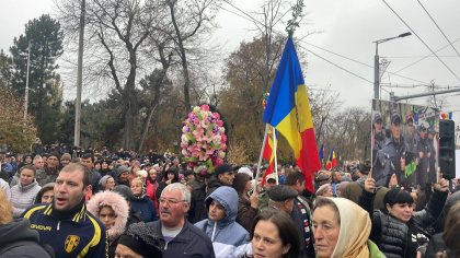 Cu coroane funerare si flori simpatizantii Partidului Sor au spus rugaciunea „Tatal Nostru” - FOTO/VIDEO Cu coroane funerare si flori simpatizantii Partidului Sor au spus rugaciunea „Tatal Nostru” - FOTO/VIDEO