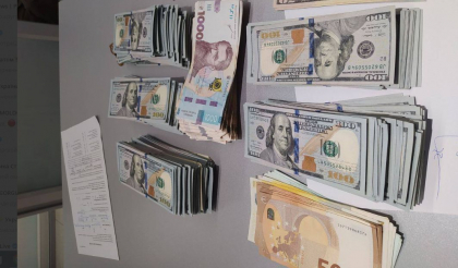 Au incercat sa iasa din tara cu 20 mii de dolari, 51 mii de grivne si 3 600 de euro nedeclarati. O familie din Ucraina - retinuta pe Aeroportul International Chisinau - FOTO
