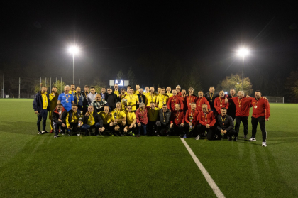 Au schimbat cravata si costumul clasic pe unul de sport. Deputatii si alesii locali din Republica Moldova au jucat un meci amical de fotbal cu echipa primarilor din Romania - FOTO Au schimbat cravata si costumul clasic pe unul de sport. Deputatii si alesii locali din Republica Moldova au jucat un meci amical de fotbal cu echipa primarilor din Romania - FOTO